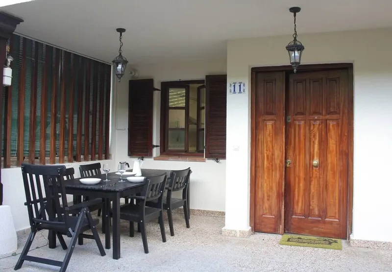 Acceso principal exterior de la vivienda