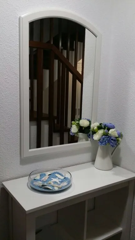 Espejo y consola del recibidor de la planta baja